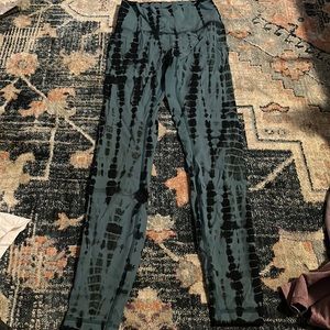 Lululemon leggings (I believe they are wunder unders)